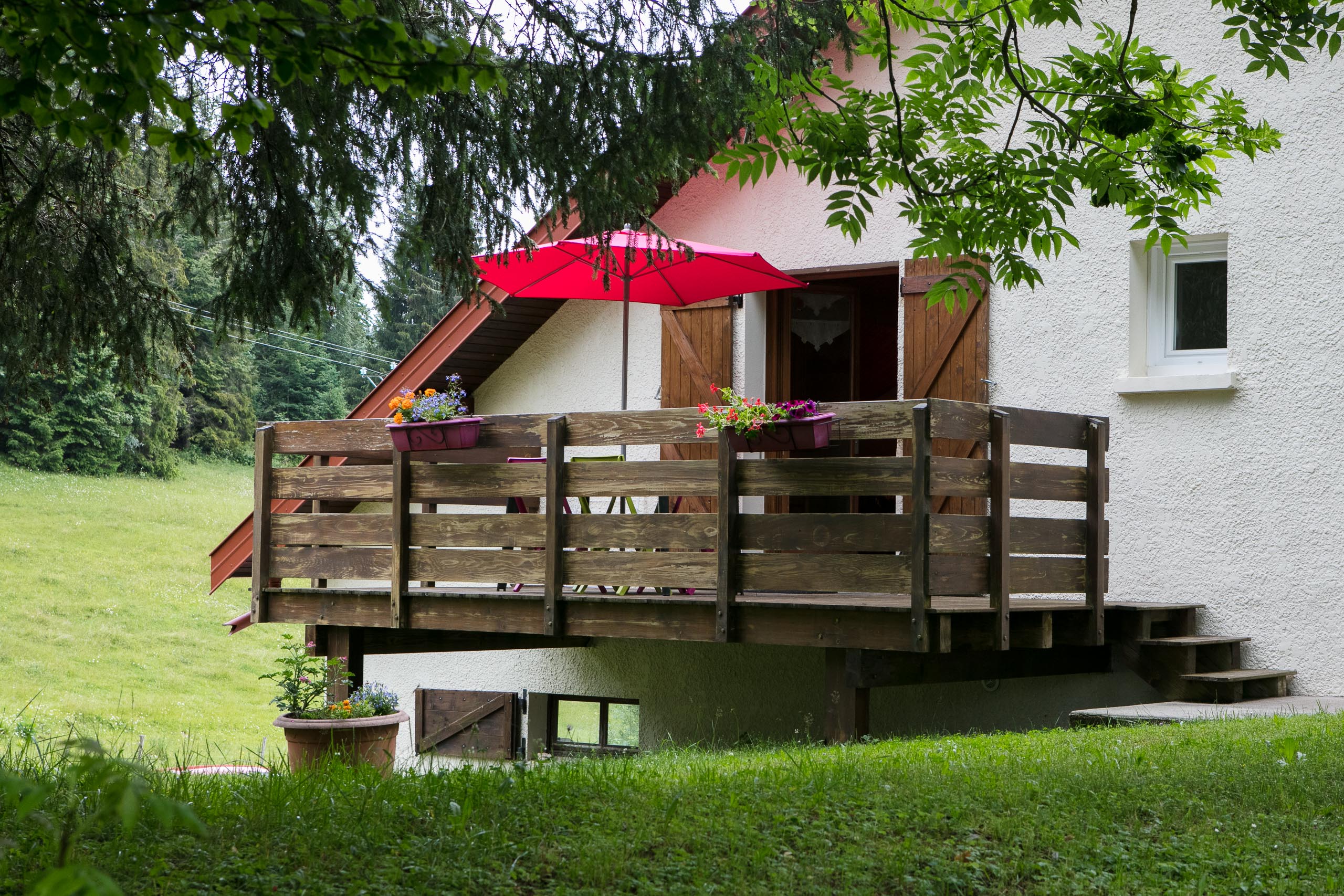 gite l'épicéa : terasse 10m2 avec barbecue